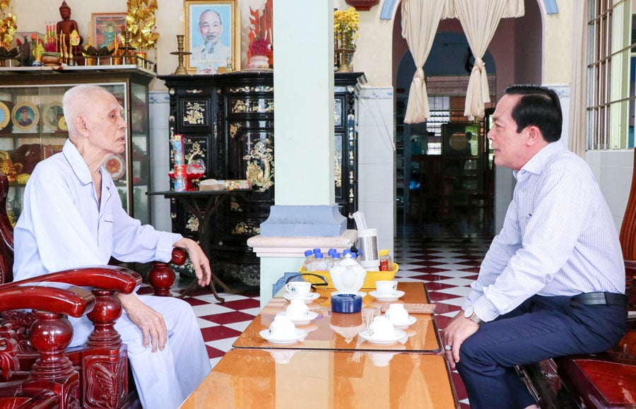 អនុលេខាគណៈកម្មាធិការបក្សខេត្ត - Lam Minh Dang បានទៅសួរសុខទុក្ខ និងជូនអំណោយដល់សមមិត្ត Lam Phu ឃុំ Nguyet Hoa។