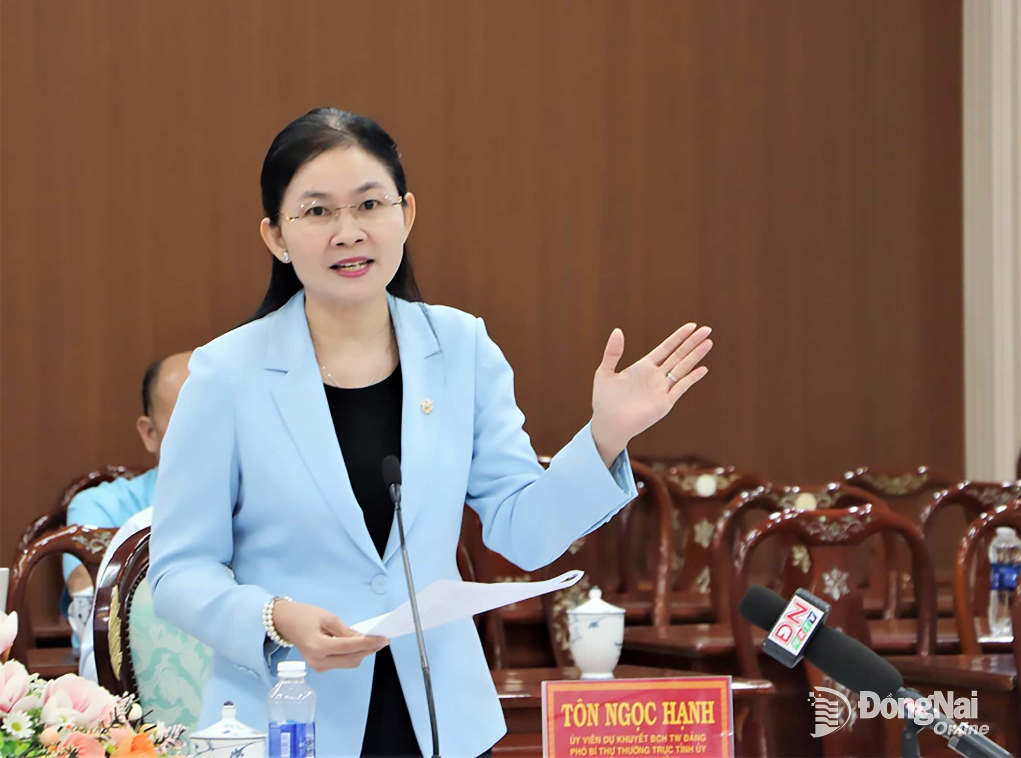 Na konferenci promluvil náhradník ústředního výboru strany, stálý zástupce tajemníka provinčního výboru strany a předseda Lidové rady provincie Dong Nai Ton Ngoc Hanh. Foto: Pham Tung