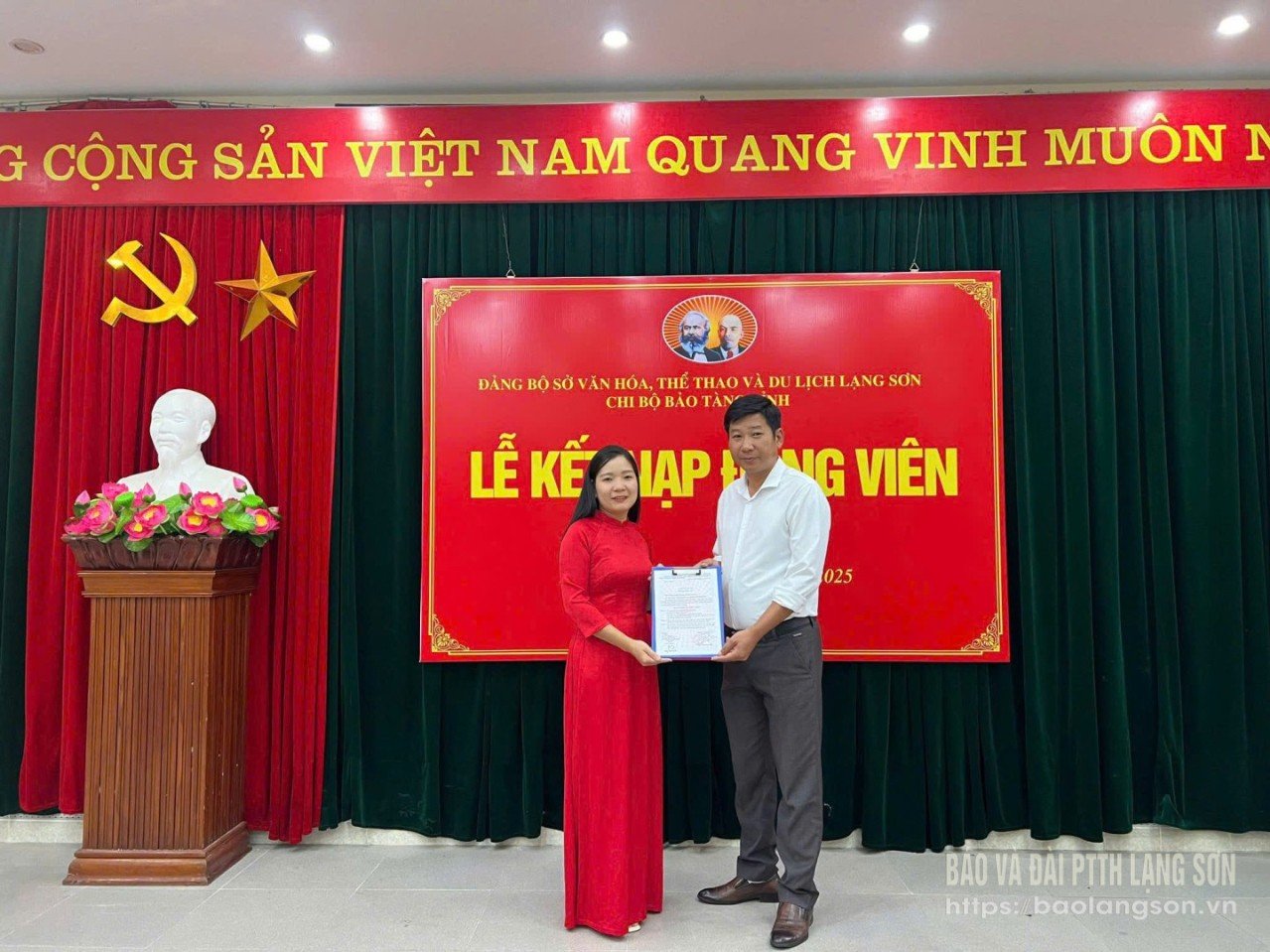 លេខាធិការនៃកោសិកាគណបក្សសារមន្ទីខេត្ត (ស្តាំ) បង្ហាញសេចក្តីសម្រេចជ្រើសរើសមនុស្សពូកែចូលបក្ស ដែលណែនាំដោយអង្គការសហជីព (ខែមិថុនា ឆ្នាំ២០២៥)