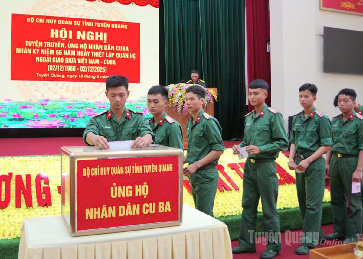 ទាហានចូលរួមគាំទ្រប្រជាជនគុយបា។