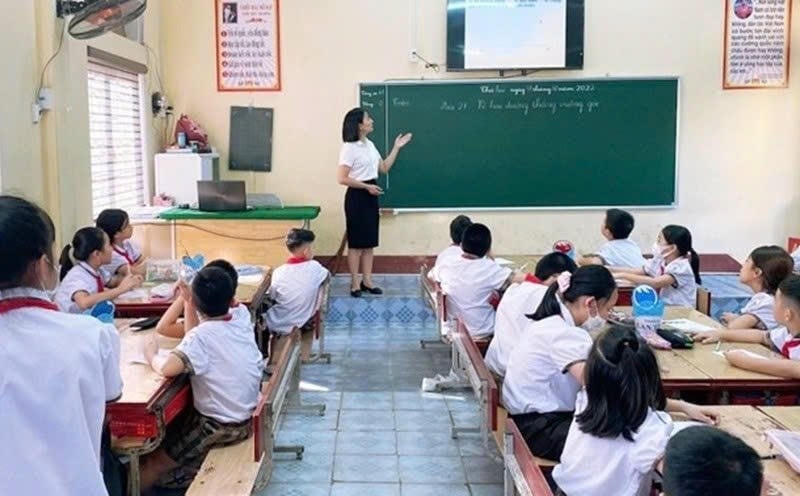 Một giờ học của cô và trò tiểu học.