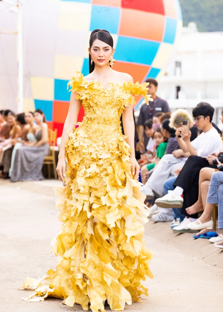 Hoa hậu Đại dương Việt Nam biến bờ biển vịnh Vĩnh Hy thành sàn diễn thời trang - Ảnh 2.