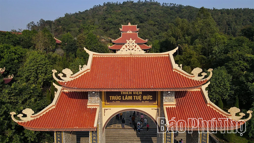 ទស្សនាវត្ត Truc Lam Tue Duc Zen