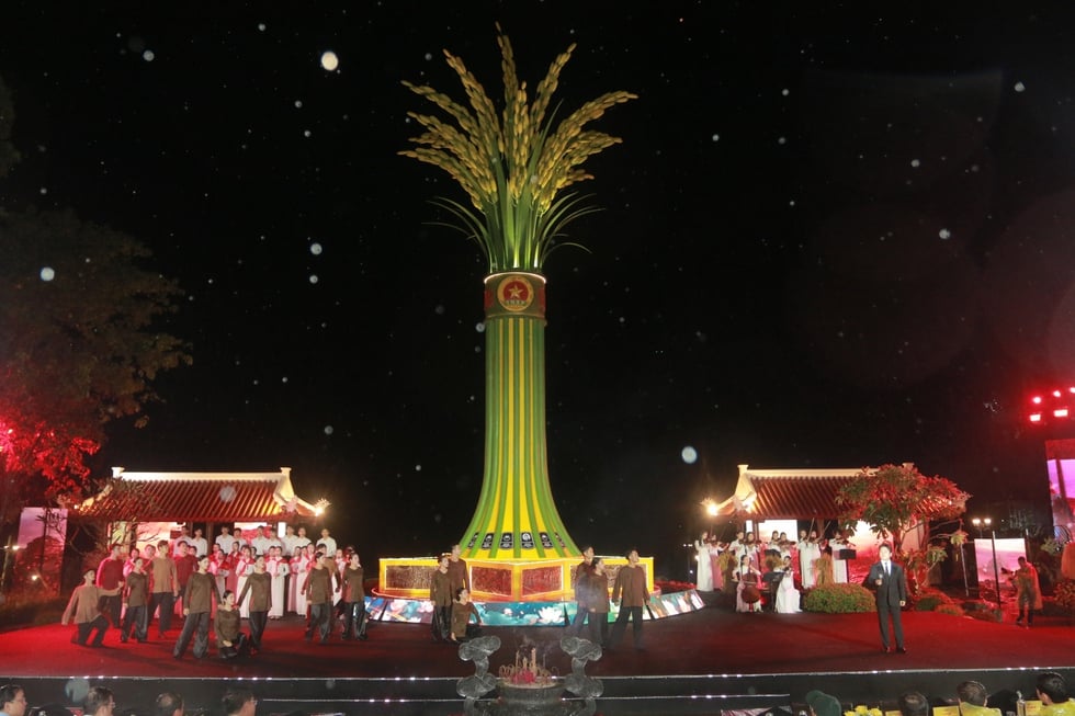 'Dòng sông hoa lửa' tri ân các thanh niên xung phong

- Ảnh 1.