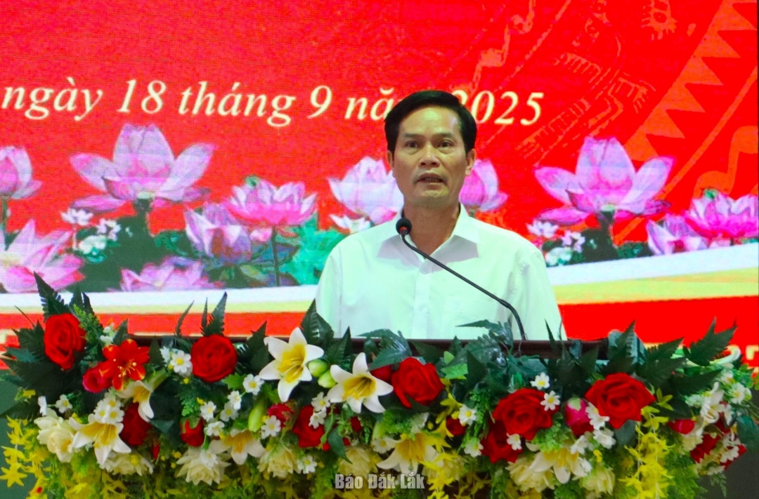 អនុលេខាគណៈកម្មាធិការបក្ស ប្រធានគណៈកម្មាធិការប្រជាជនឃុំ Lien Son Lak លោក Nguyen Anh Tu ថ្លែងសុន្ទរកថាបើកសន្និសីទ។