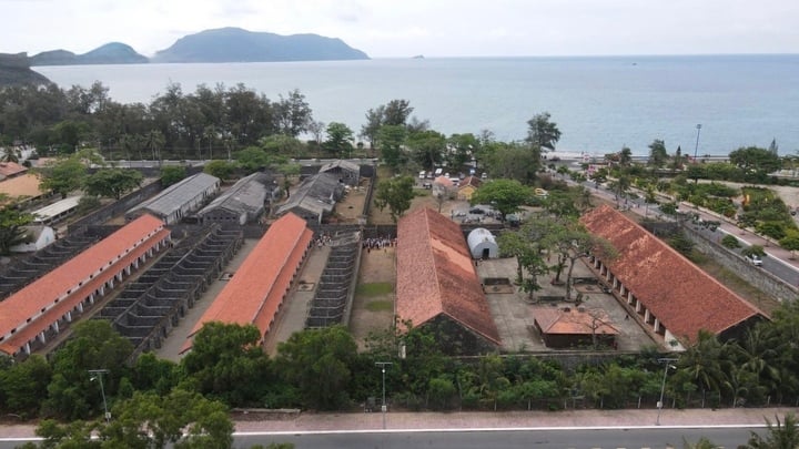 ទិដ្ឋភាពពីលើអាកាសនៃប្រព័ន្ធពន្ធនាគារ Con Dao ដែលពីមុនមានអ្នកទោសប្រហែល 200,000 នាក់ ដែលជាទាហានបដិវត្តន៍ស្នេហាជាតិ។ (រូបថត៖ Luu Son)