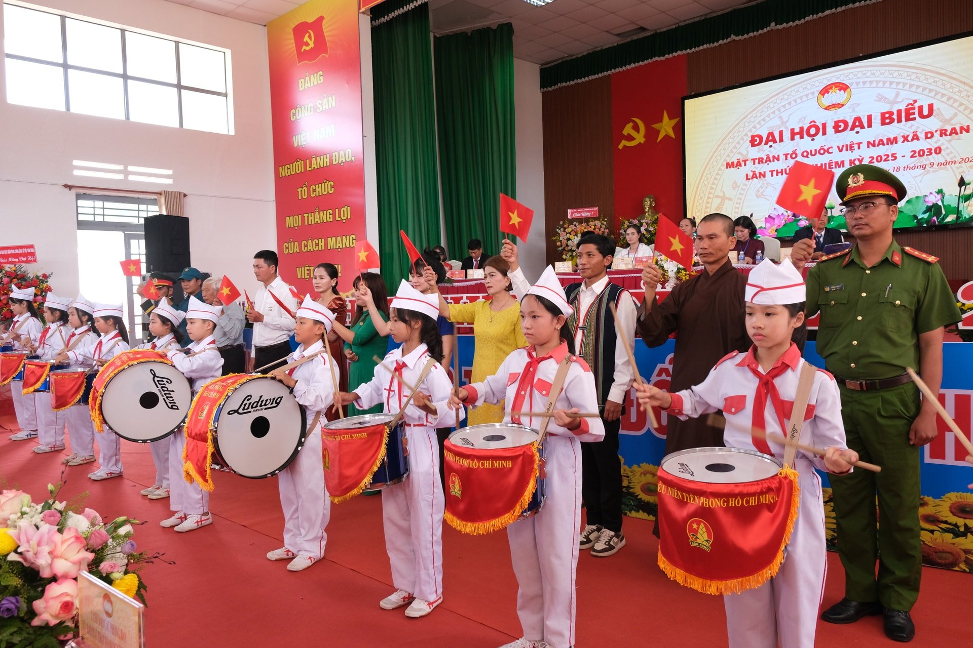 Đoàn đại biểu thiếu nhi và các tầng lớp Nhân dân chúc mừng Đại hội