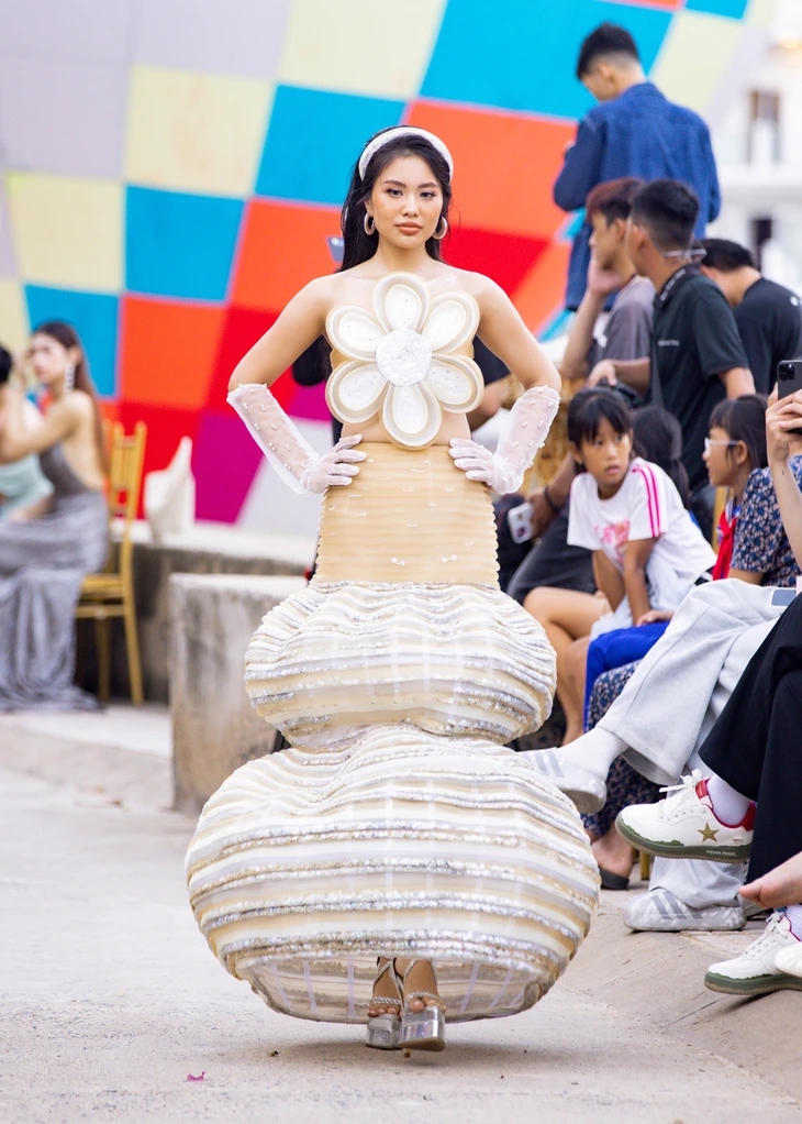 Hoa hậu Đại dương Việt Nam biến bờ biển vịnh Vĩnh Hy thành sàn diễn thời trang - Ảnh 3.