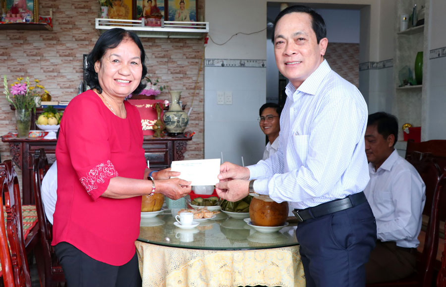 អនុលេខាគណៈកម្មាធិការបក្សខេត្ត - Lam Minh Dang ជូនអំណោយដល់គ្រួសារលោកស្រី Nguyen Thi Kha ឃុំ Binh Phu។