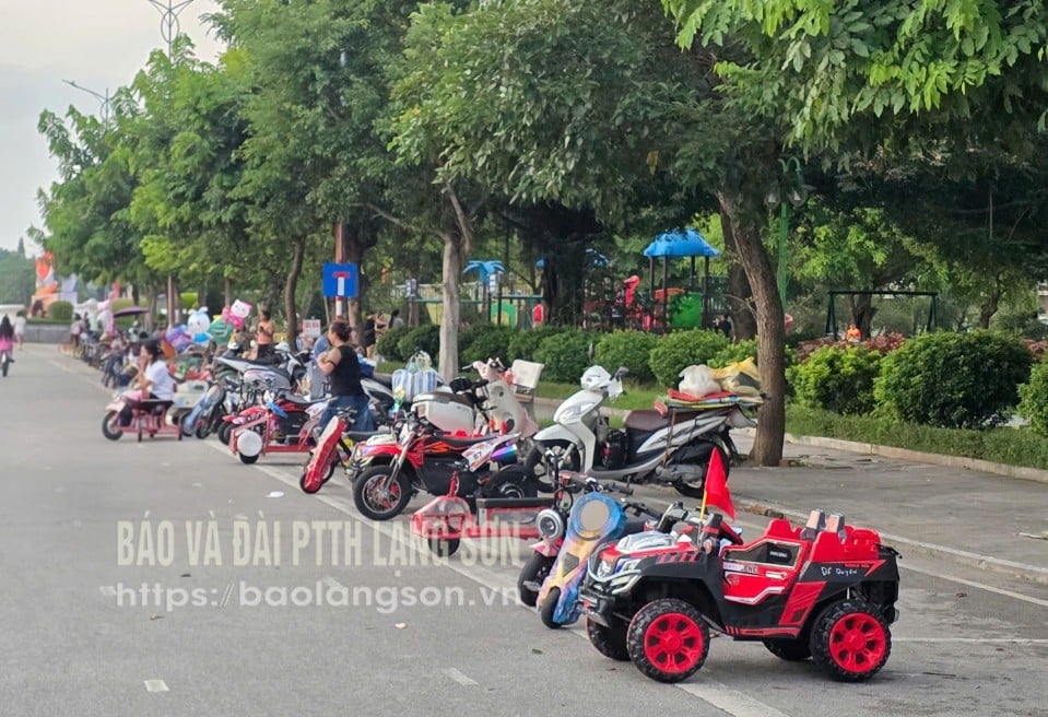 Các loại xe điện đồ chơi bày tràn lan tại đường Hùng Vương, phường Lương Văn Tri