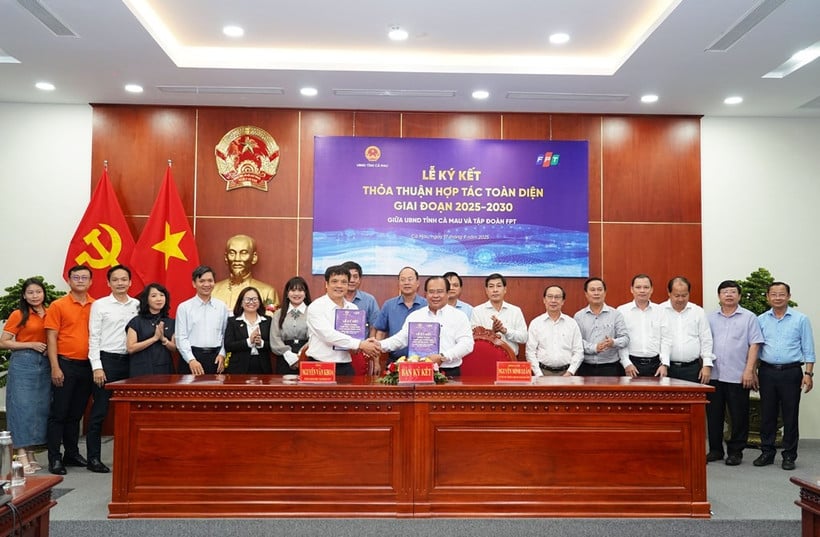 Mr. Nguyen Minh Luan, Member of the Provincial Party Standing Committee, Vice Chairman of the Provincial People's Committee and Mr. Nguyen Van Khoa, General Director of FPT Group represented the signing of comprehensive cooperation for the period 2025-2030.