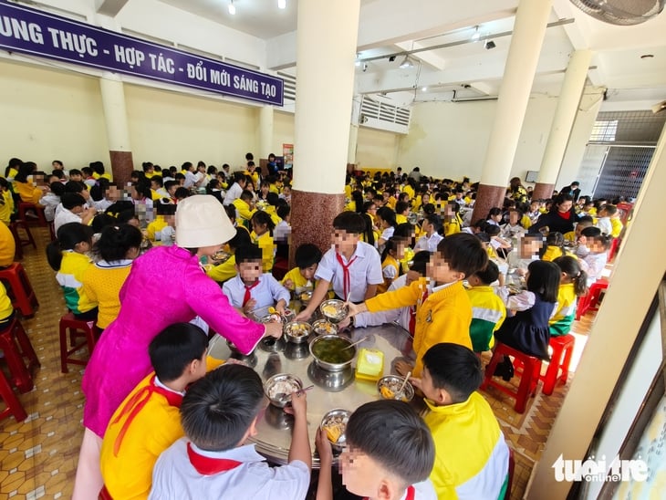 Lâm Đồng chỉ đạo xử lý dứt điểm vụ tố cáo trường học dùng thực phẩm bẩn - Ảnh 1.