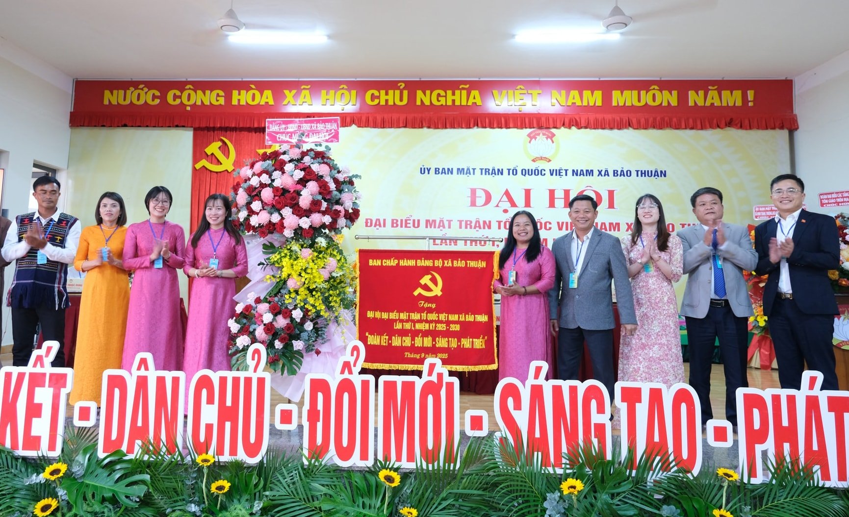 Dang Uy, HDND, គណៈកម្មាធិការប្រជាជន Xa Bao Thuan, Tang Hoa, អបអរសាទរសមាជ (1).jpg