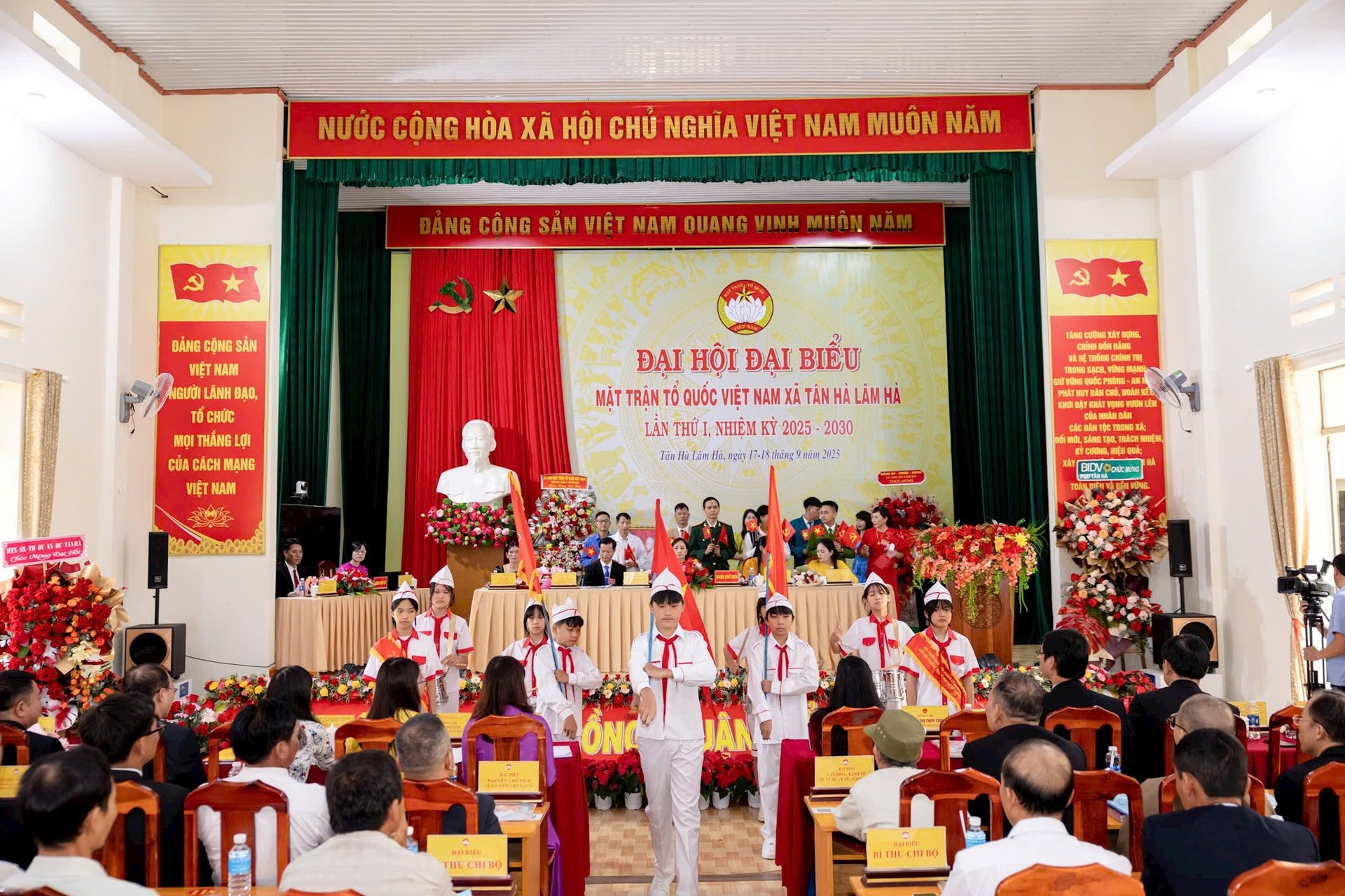 គណៈប្រតិភូ​កុមារ និង​ក្រុម​ជនជាតិភាគតិច​អបអរសាទរ​សភា