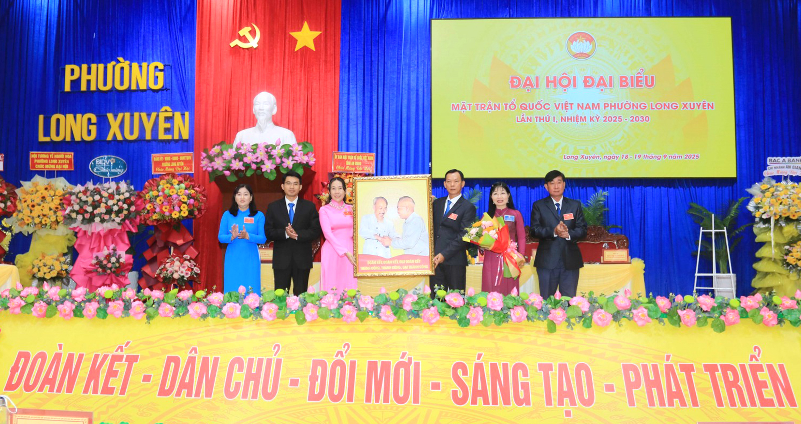 Đồng chí Trần Thị Thanh Hương, Phó Bí thư Tỉnh ủy, Trưởng Đoàn Đại biểu Quốc hội tỉnh, Chủ tịch Ủy ban Mặt trận Tổ quốc Việt Nam tỉnh An Giang tặng tranh chúc mừng Đại hội