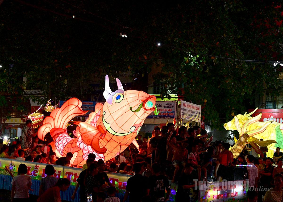 Tuyen Quang people perform mid-autumn lantern models.