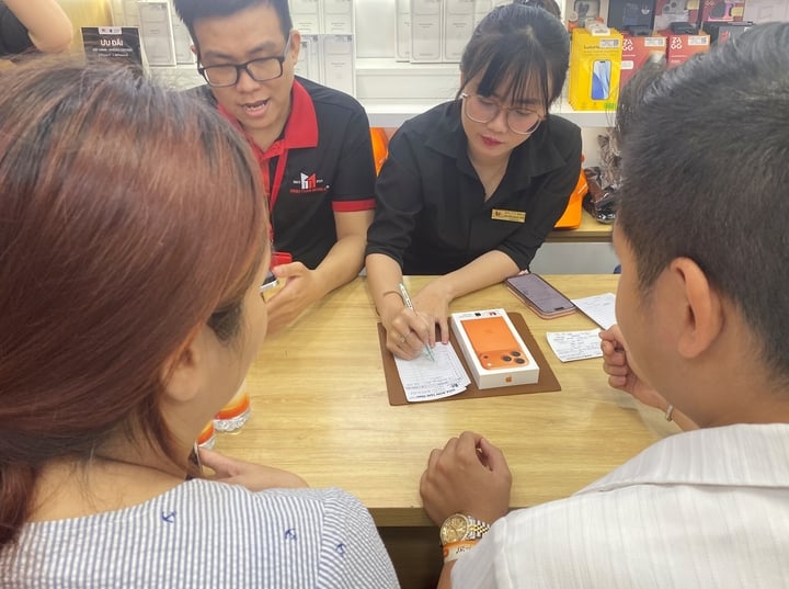 Die Mitarbeiter der Telefonzentrale arbeiten mit voller Kapazität. (Foto: Dai Viet)