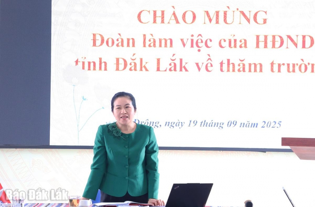 ប្រធានគណៈកម្មាធិការជនជាតិនៃក្រុមប្រឹក្សាប្រជាជនខេត្ត Do Thi Nhu Tinh