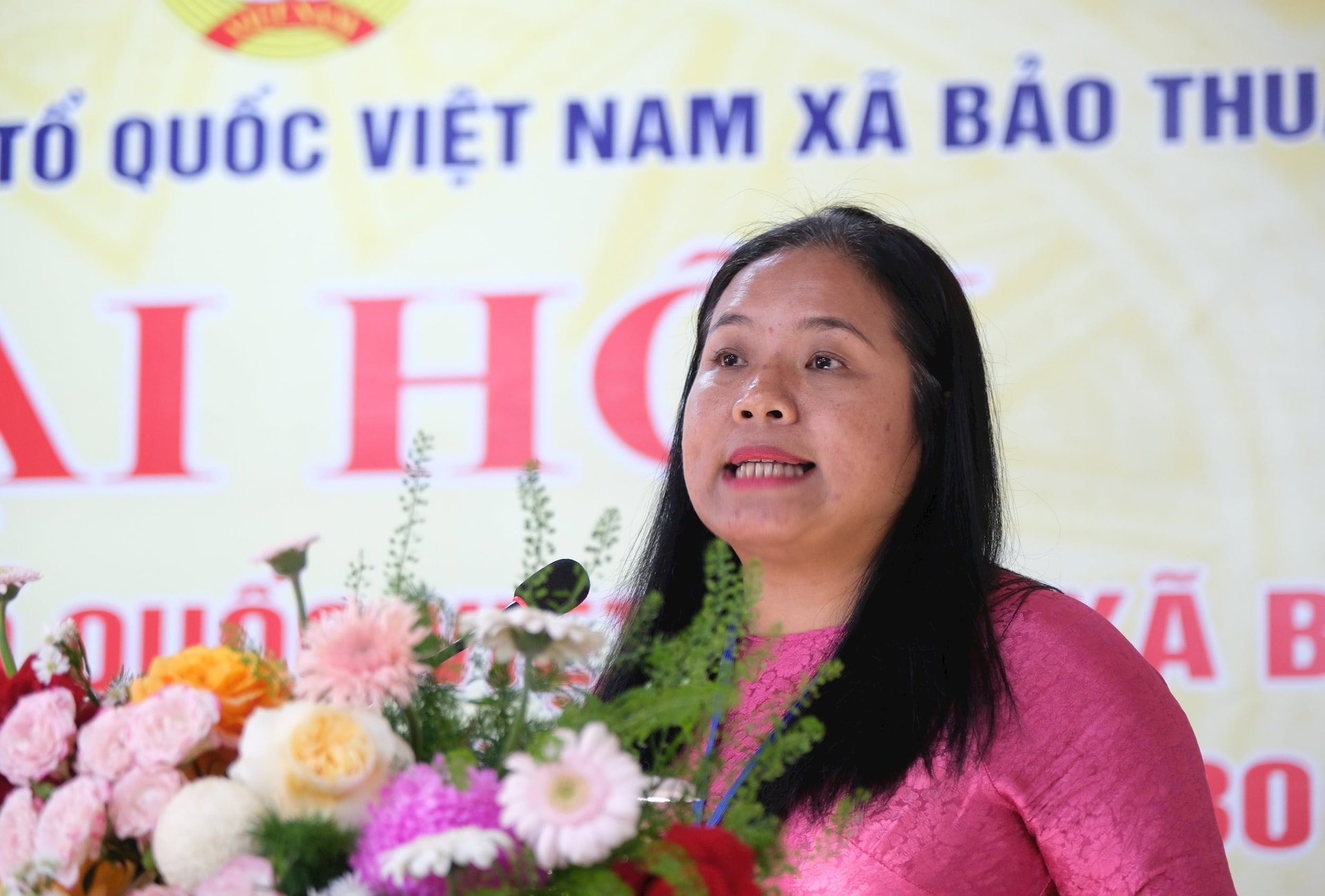 លេខាគណៈកម្មាធិការបក្សឃុំ Bao Thuan ជូនកម្រងផ្កាអបអរសាទរមហាសន្និបាត