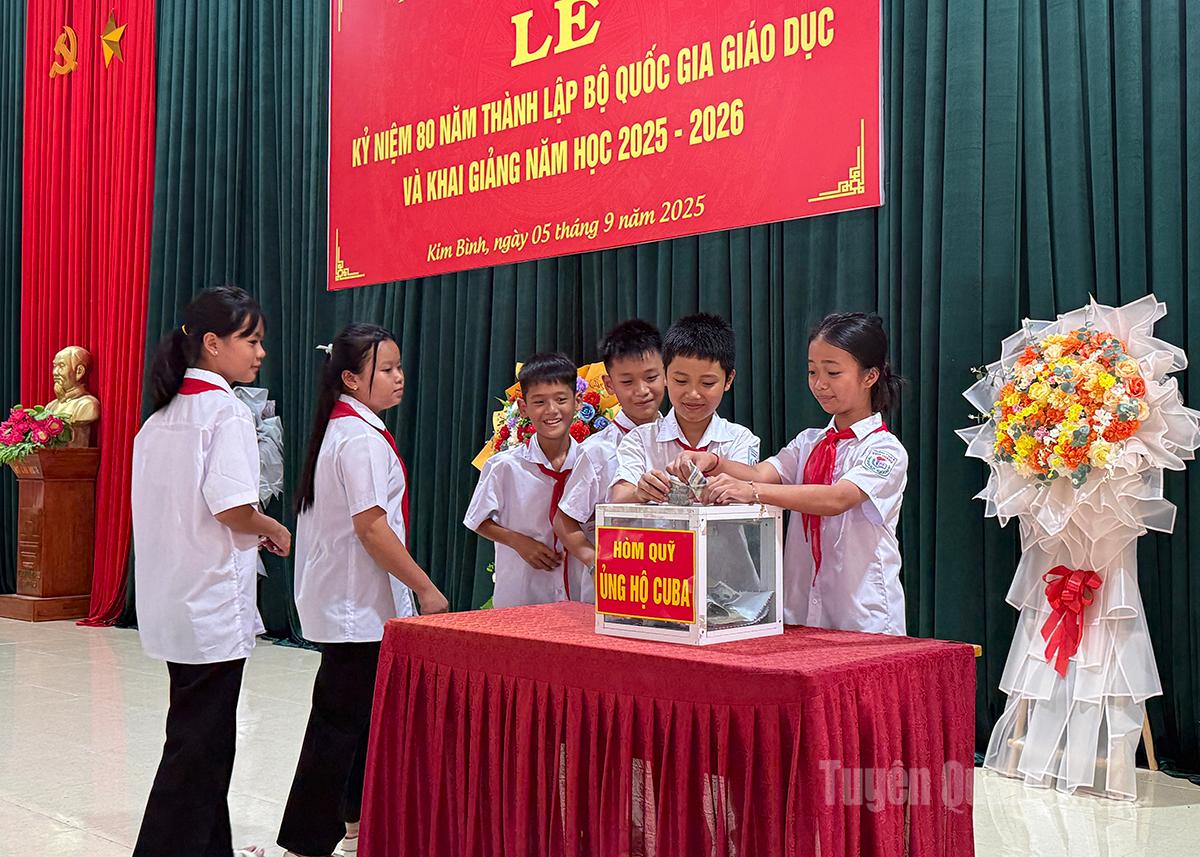 Schüler der Vinh Quang Secondary School, Gemeinde Kim Binh, unterstützen das kubanische Volk bei der Eröffnungszeremonie des Schuljahres 2025–2026.