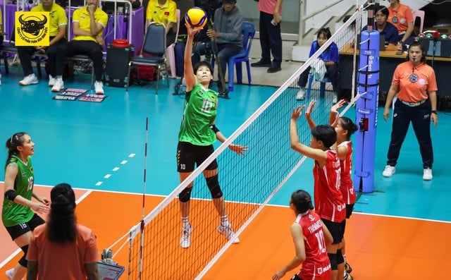 Đại diện bóng chuyền nữ Việt Nam thua trắng trước đội bóng đặc biệt của Thái Lan - Ảnh 1.