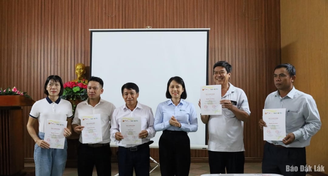 សិស្សត្រូវបានផ្តល់វិញ្ញាបនបត្របន្ទាប់ពីបញ្ចប់ការប្រលង។
