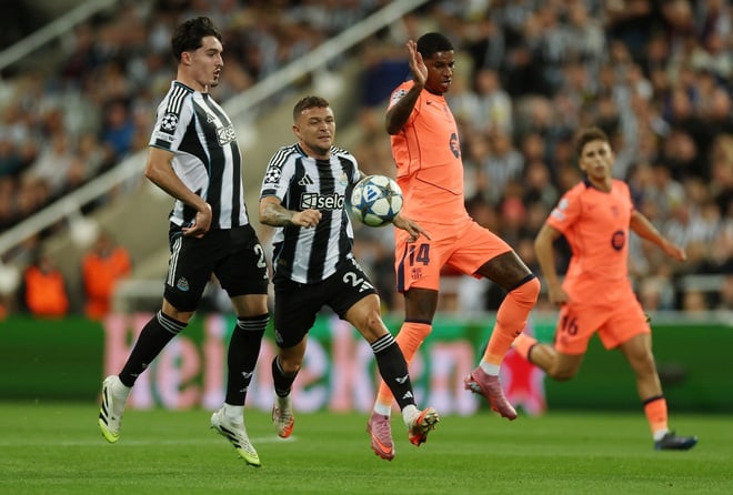 ‘Kép phụ’ thay Yamal làm điều khiến HLV Hansi Flick phấn khích, Barca thắng hú vía Newcastle- Ảnh 2.