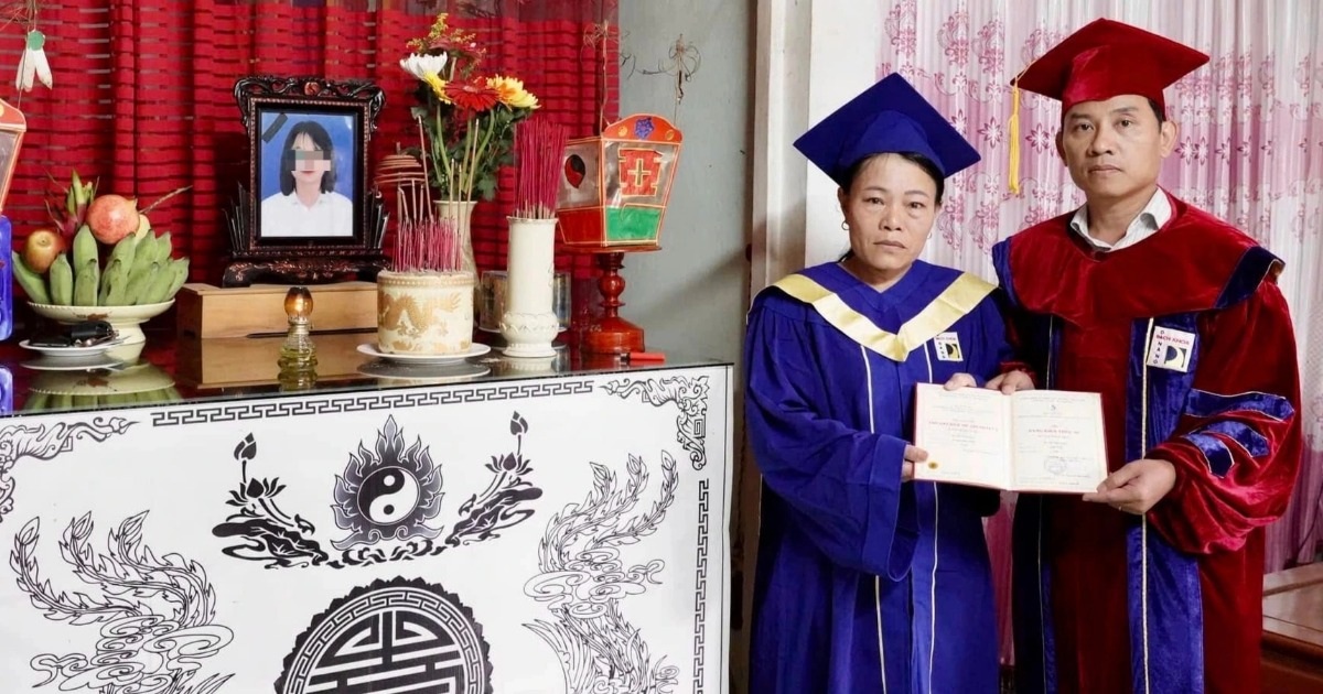 Người mẹ mắt đỏ hoe thay con gái nhận bằng tốt nghiệp… trước di ảnh