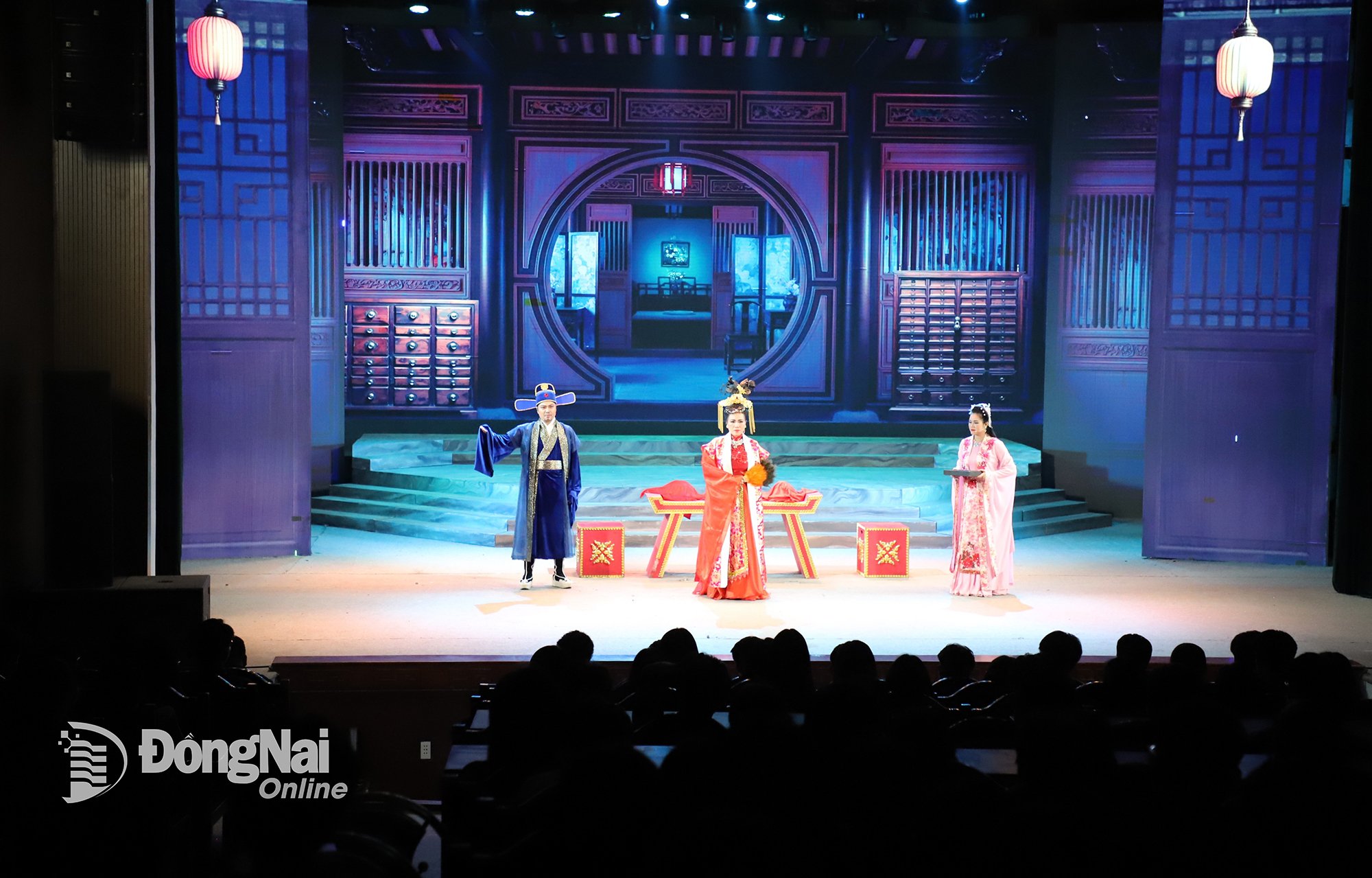Das Dong Nai Art Theater führte das Cai Luong-Stück „Cai Quoc Chan Hung“ zur Begrüßung des 1. Kongresses des Parteikomitees der Provinz Dong Nai (Legislaturperiode 2025–2030) auf. Foto: My Ny