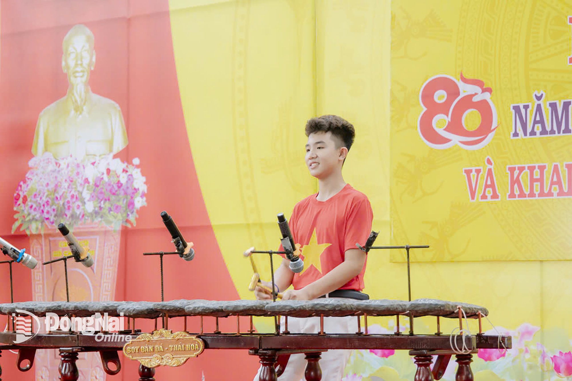 Nguyen Thai Hoa ជាសិស្សនៅសាលាអនុវិទ្យាល័យ Loc Ninh ទីក្រុង Loc Ninh មានក្តីសុបិនចង់ក្លាយជាឯកអគ្គរដ្ឋទូតតភ្ជាប់ពិភពលោកជាមួយប្រទេសតាមរយៈបទភ្លេងដែលមានមោទនភាពរបស់ប្រទេសជាតិ។