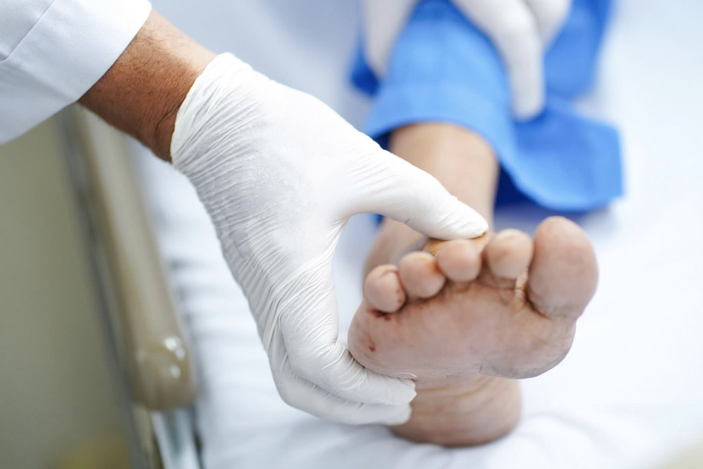 Bất ngờ va phải cửa ô tô đang mở trên đường, thầy giáo đảo lộn cuộc sống - 1