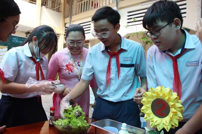 Học sinh sẽ hạn chế dùng điện thoại trong trường - Ảnh 2.