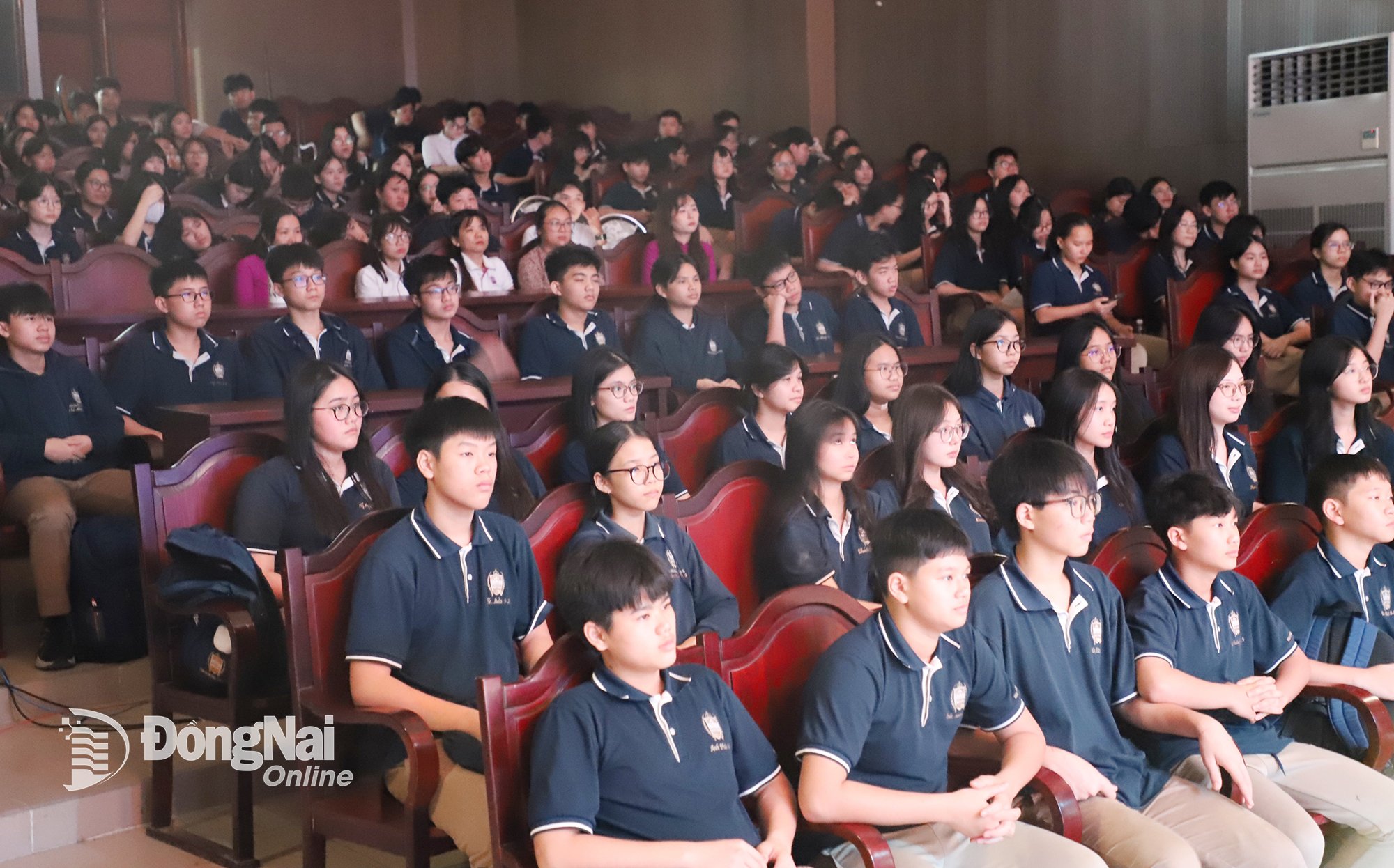 Schüler im Bezirk Tran Bien sehen sich im September 2025 eine reformierte Opernaufführung im Dong Nai Art Theater an.