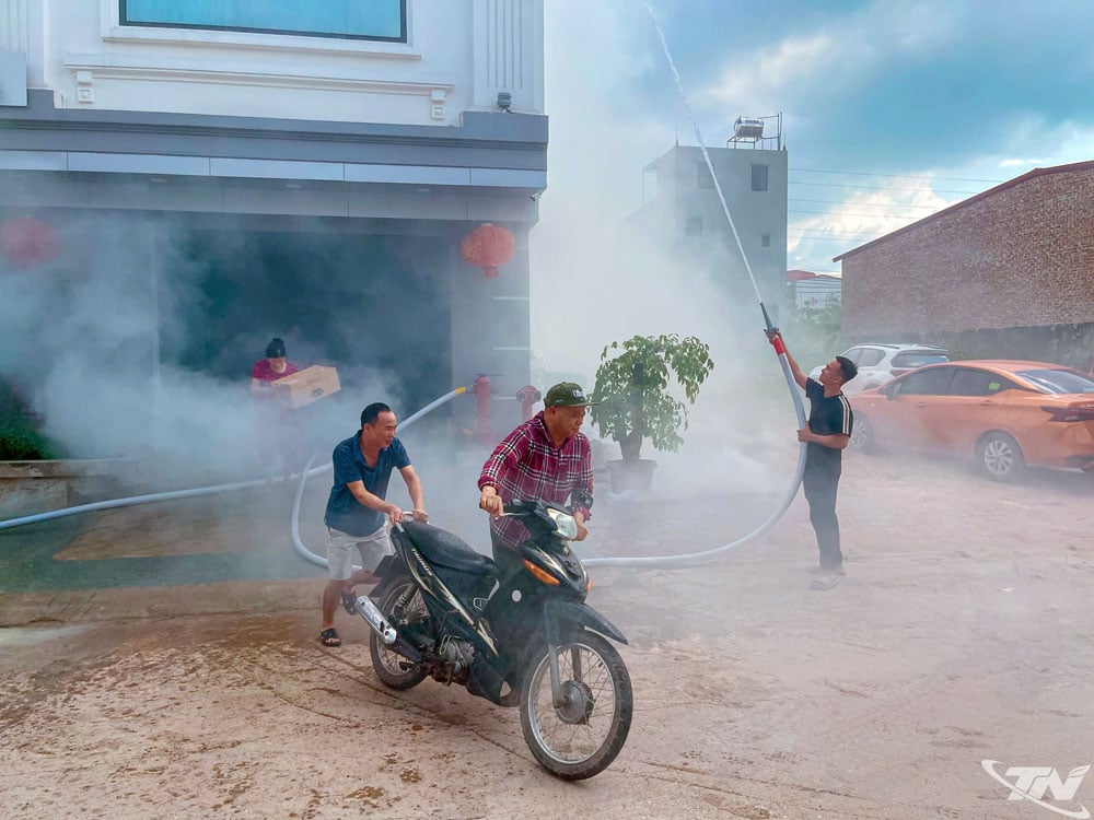 សមាជិកនៃក្រុមសុវត្ថិភាពអគ្គីភ័យបានផ្លាស់ប្តូរទ្រព្យសម្បត្តិ និងប្រើប្រាស់ឧបករណ៍ពន្លត់អគ្គីភ័យនៅនឹងកន្លែងដើម្បីការពារកុំឱ្យភ្លើងឆេះរាលដាល។