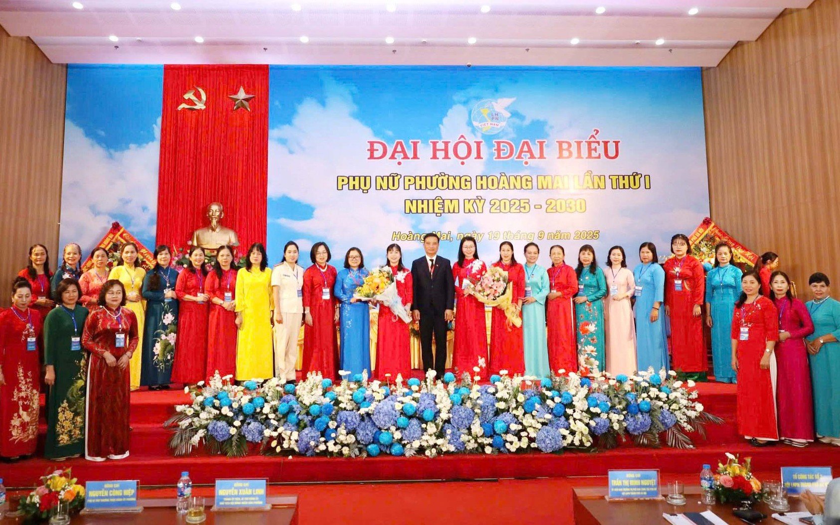 Lãnh đạo Hội LHPN Thành phố và lãnh đạo phường Hoàng Mai tặng hoa chúc mừng các Ủy viên Hội LHPN phường Hoàng Mai