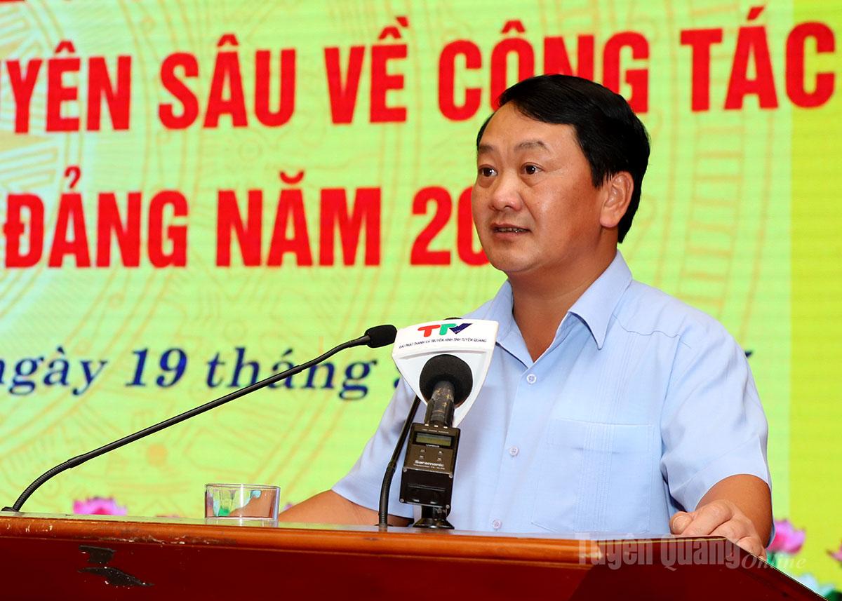 Provincial Party Secretary Hau A Lenh spoke at the closing ceremony of the class.