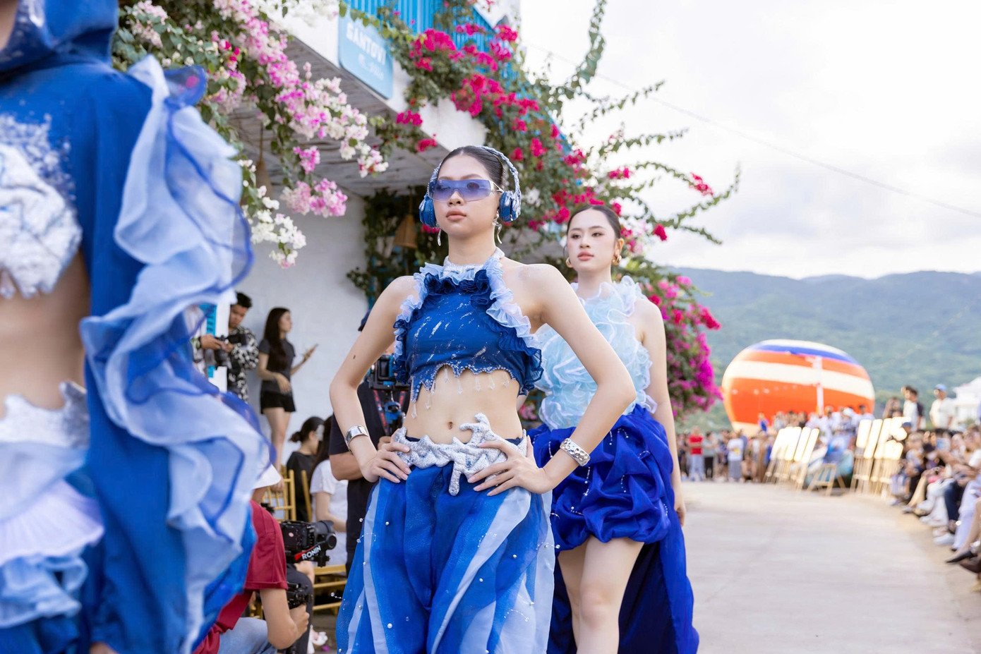 Tôn vinh áo dài trên bờ biển Vĩnh Hy - Ảnh 12.