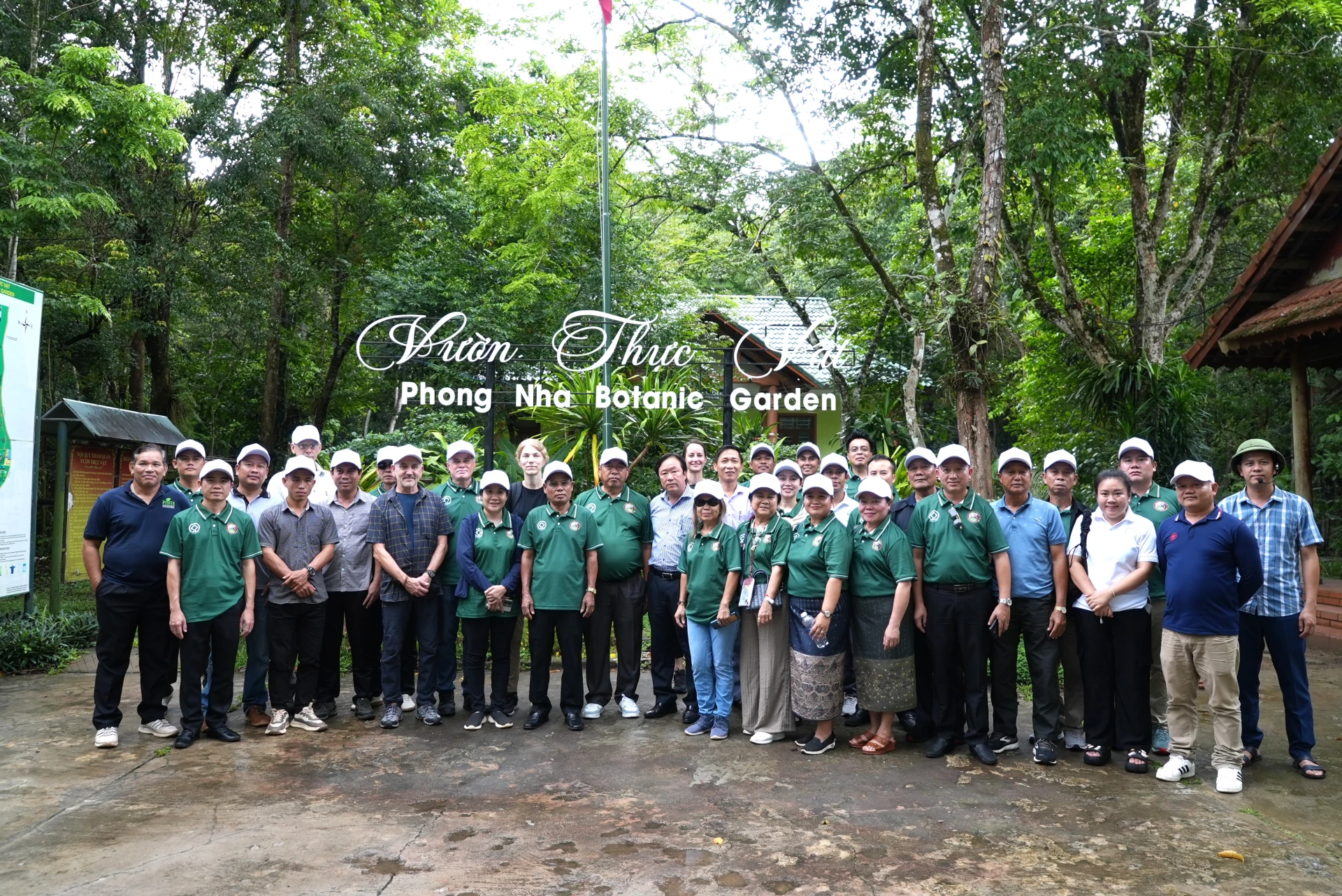 គណៈប្រតិភូបានចុះអង្កេតសកម្មភាពទេសចរណ៍នៅរមណីយដ្ឋានអេកូទេសចរណ៍ និងការបកស្រាយបរិស្ថានរបស់សួនរុក្ខសាស្ត្រ - រូបថត៖ Trung Duc