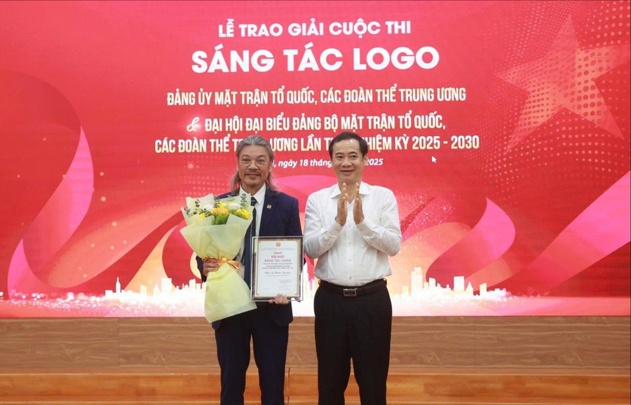 Ông Nguyễn Thái Học, Phó Bí thư Đảng ủy MTTQ, các đoàn thể Trung ương, trao giải nhất cho tác giả Hoài Design. Ảnh: PV.
