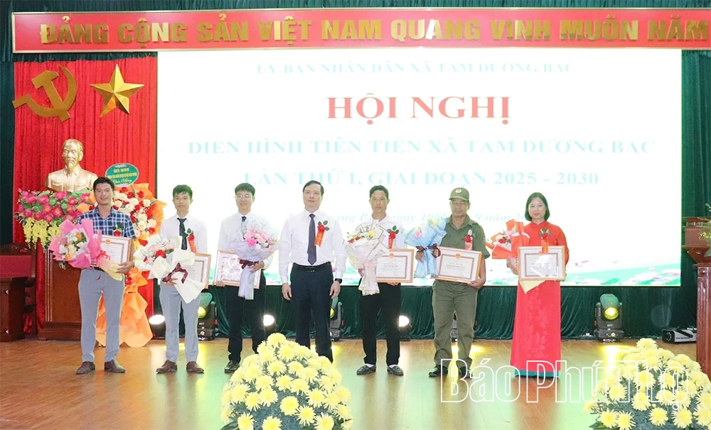 ឃុំ Tam Duong Bac សរសើរសមូហភាព និងបុគ្គលឆ្នើមចំនួន ៤៤ ក្នុងចលនាត្រាប់តាមស្នេហាជាតិ