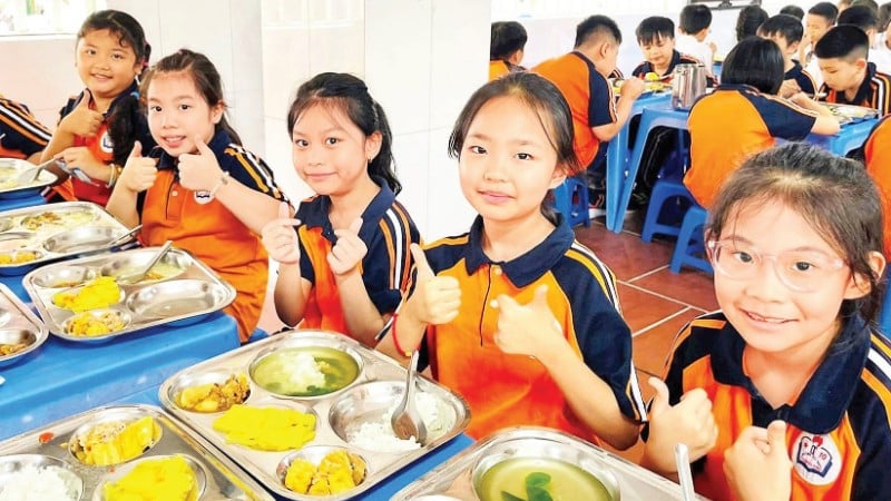 Giờ ăn bán trú của học sinh tại Trường tiểu học Thăng Long. (Ảnh minh họa: NGỌC MINH)