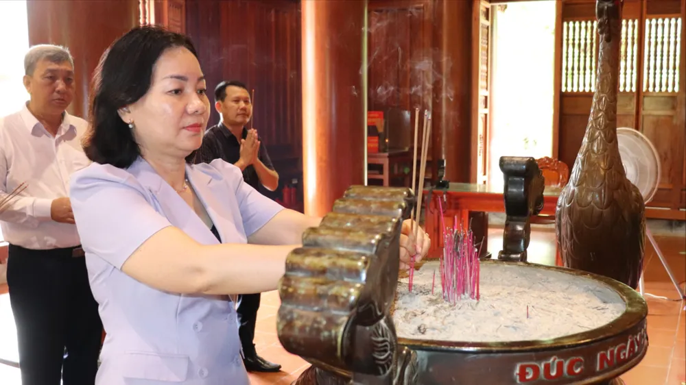 អនុប្រធានអចិន្ត្រៃយ៍នៃគណៈកម្មាធិការរណសិរ្សមាតុភូមិវៀតណាម ទីក្រុងហូជីមិញ លោក Truong Thi Bich Hanh បានអញ្ជើញអុជធូបរំលឹកវិញ្ញាណក្ខន្ធលោកប្រធានហូជីមិញ នៅទីតាំងបេតិកភណ្ឌពិសេសជាតិ Kim Lien។