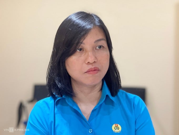 Bà Hồ Thị Kim Ngân, Phó trưởng ban Quan hệ lao động Tổng liên đoàn tại họp báo ngày 19/9. Ảnh: Hồng Chiêu