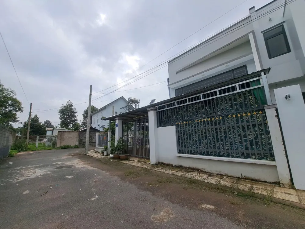 ផ្ទះ​នោះ​សង់​លើ​ដី​អ្នក​ផ្សេង​ដោយ​ខុស​ច្បាប់។