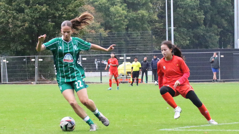Các cầu thủ U17 Werder Bremen sở hữu chiều cao vượt trội. (Ảnh: VFF)