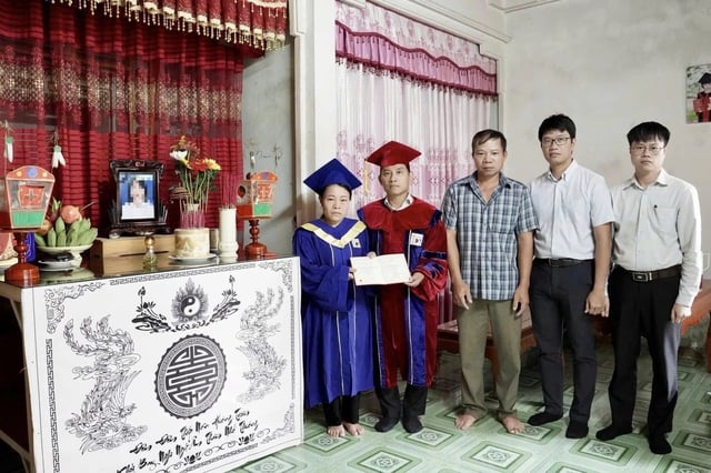 Khoảnh khắc nghẹn lòng: Mẹ nhận bằng tốt nghiệp thay con gái đã mất- Ảnh 2.