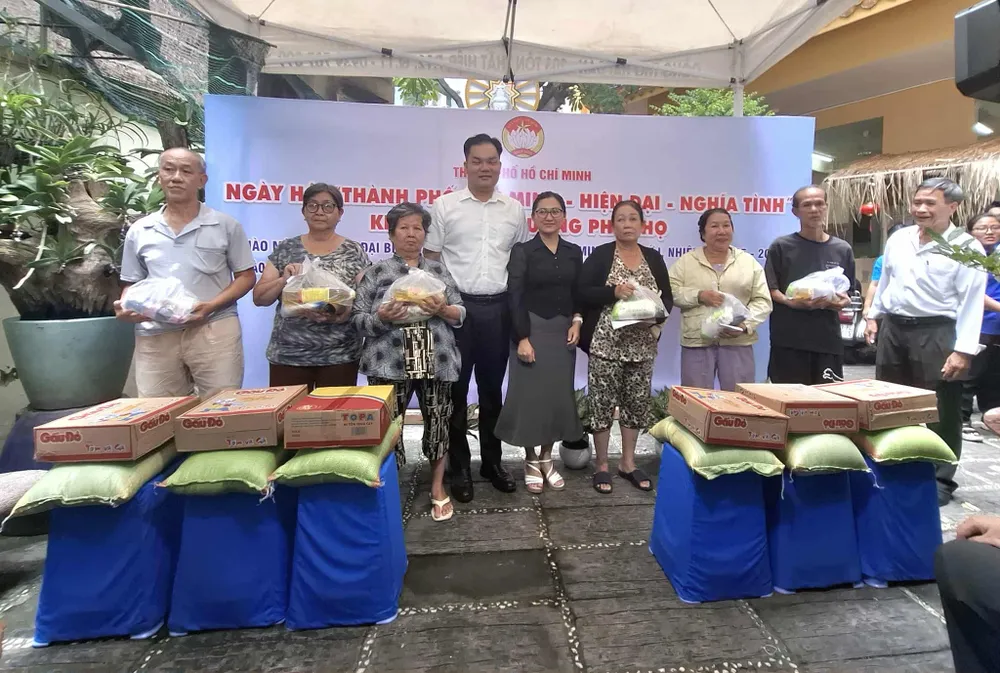 ថ្នាក់​ដឹក​នាំ​វួដ Phu Tho ជូន​អំណោយ​ដល់​គ្រួ​សារ​ក្នុង​គ្រា​លំបាក