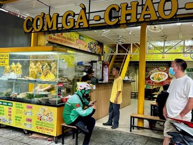 Quán cơm gà nhân ái với thông báo Ấm áp dành cho shipper tại TP . HCM - Ảnh 3.
