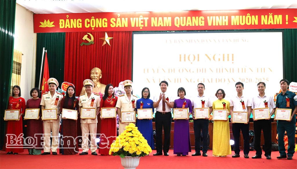ប្រធានគណៈកម្មាធិការប្រជាជនឃុំ Tan Hung បានប្រគល់ប័ណ្ណសរសើរ និងរង្វាន់ដល់គំរូទំនើបៗធម្មតា។