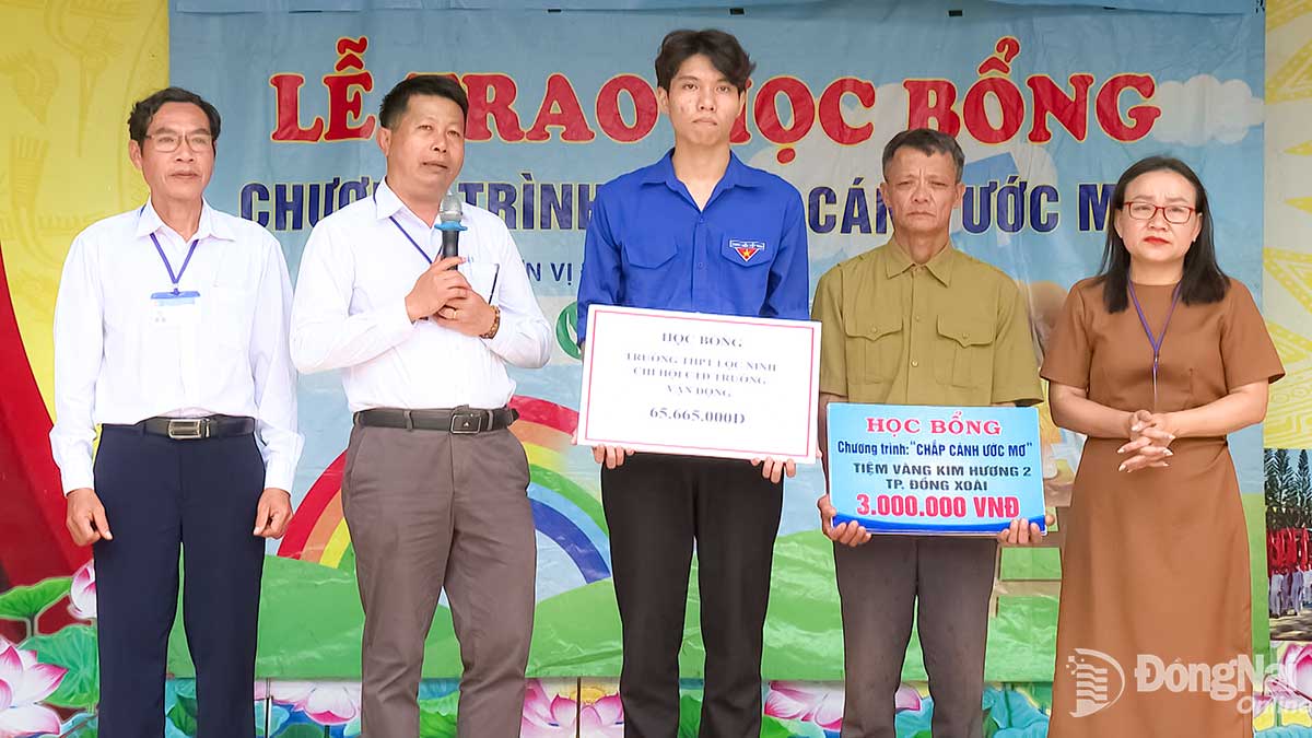 បុគ្គលិក លោកគ្រូ អ្នកគ្រូ និងសិស្សានុសិស្សនៃវិទ្យាល័យ Loc Ninh បានរួមចំណែកជាង ៦៥,៦លានដុង ដើម្បីជួយដល់ Bien។ រូបថត៖ ភូគី   